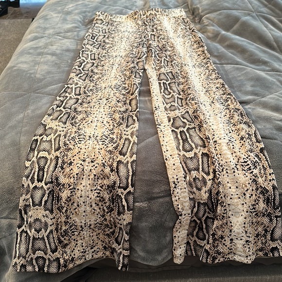Snake skin stretch bell bottom pants - Picture 2 of 3